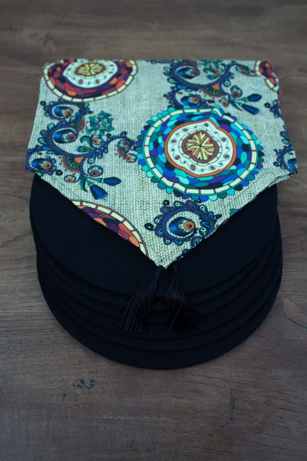 Mandala Desenli Duck Keten Runner ve 6 Adet Siyah Keten Supla Seti