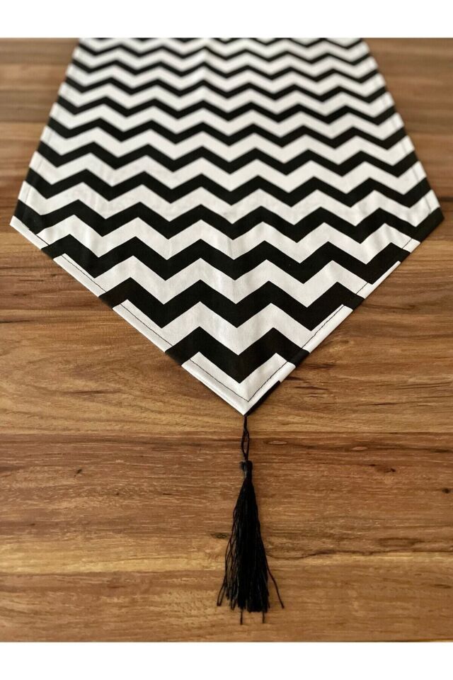 Zigzag Desenli Püsküllü Runner (İnce Tip )