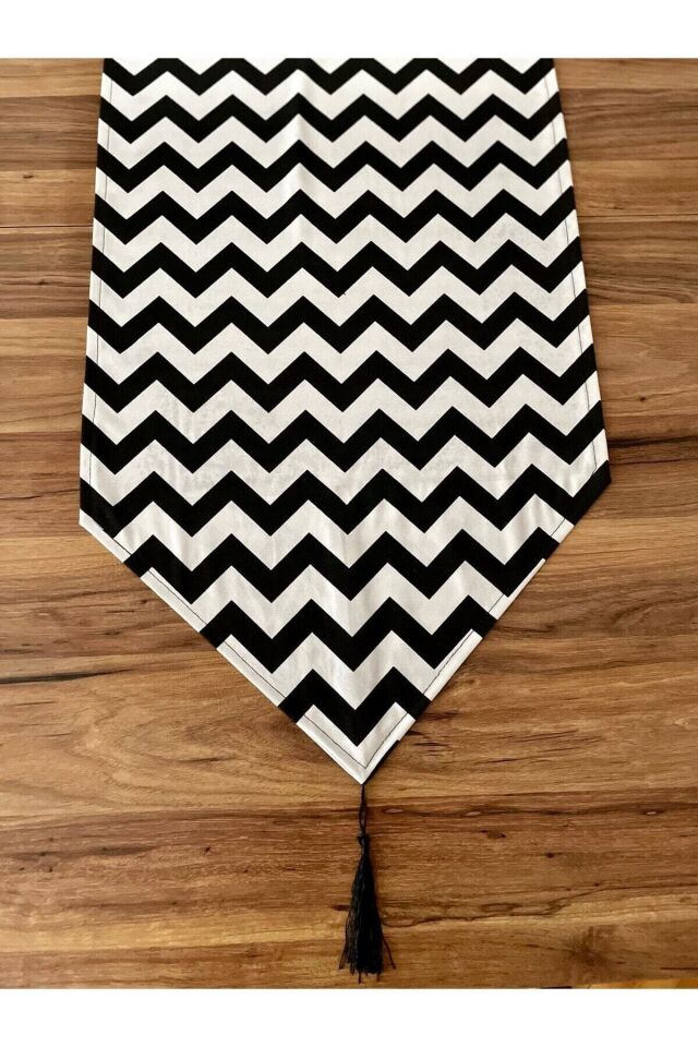 Zigzag Desenli Püsküllü Runner (İnce Tip )