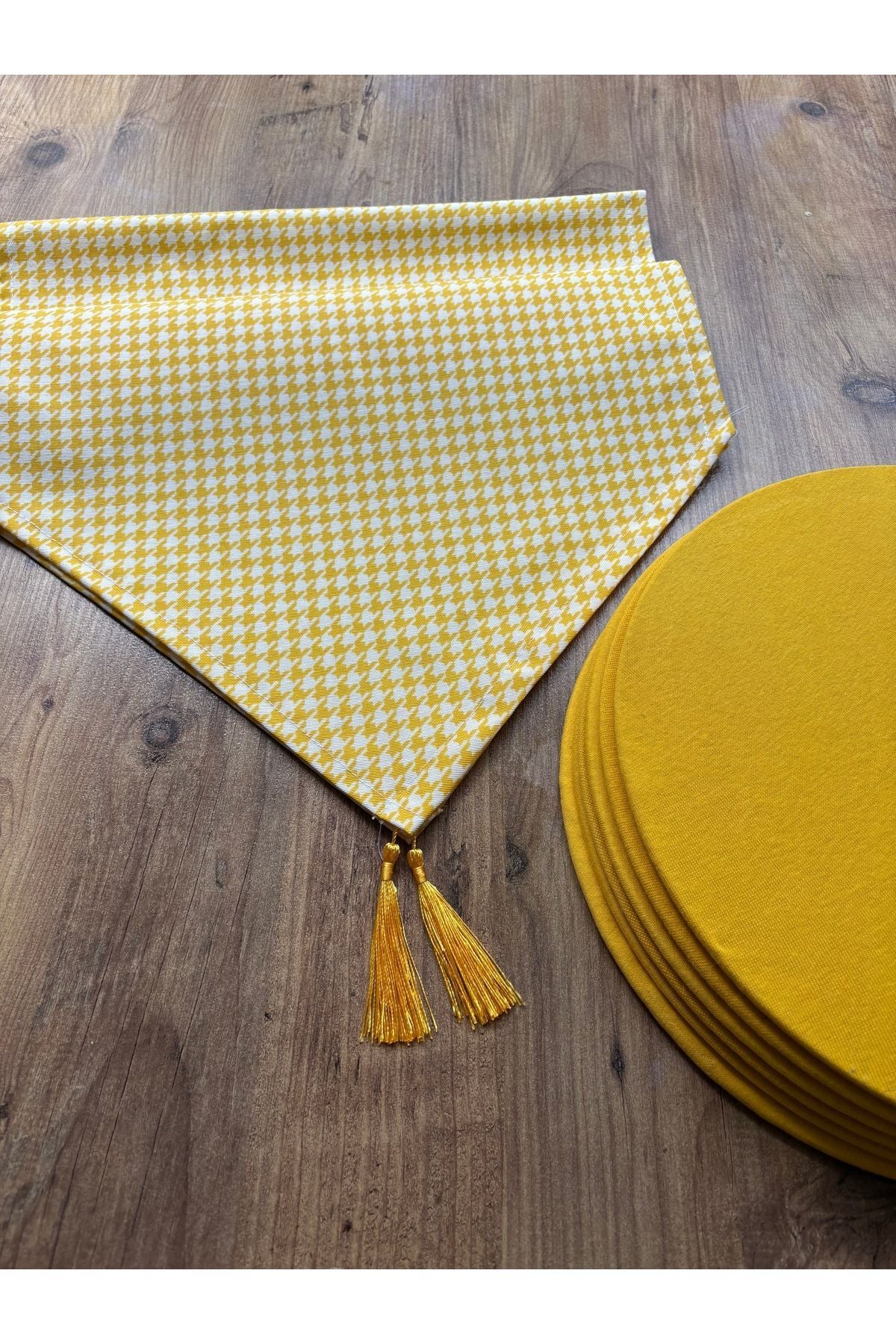 Modern Altıgen Desenli Duck Keten Runner ve 6'lı Pembe Supla Seti Sarı Kaz - 40 x 140