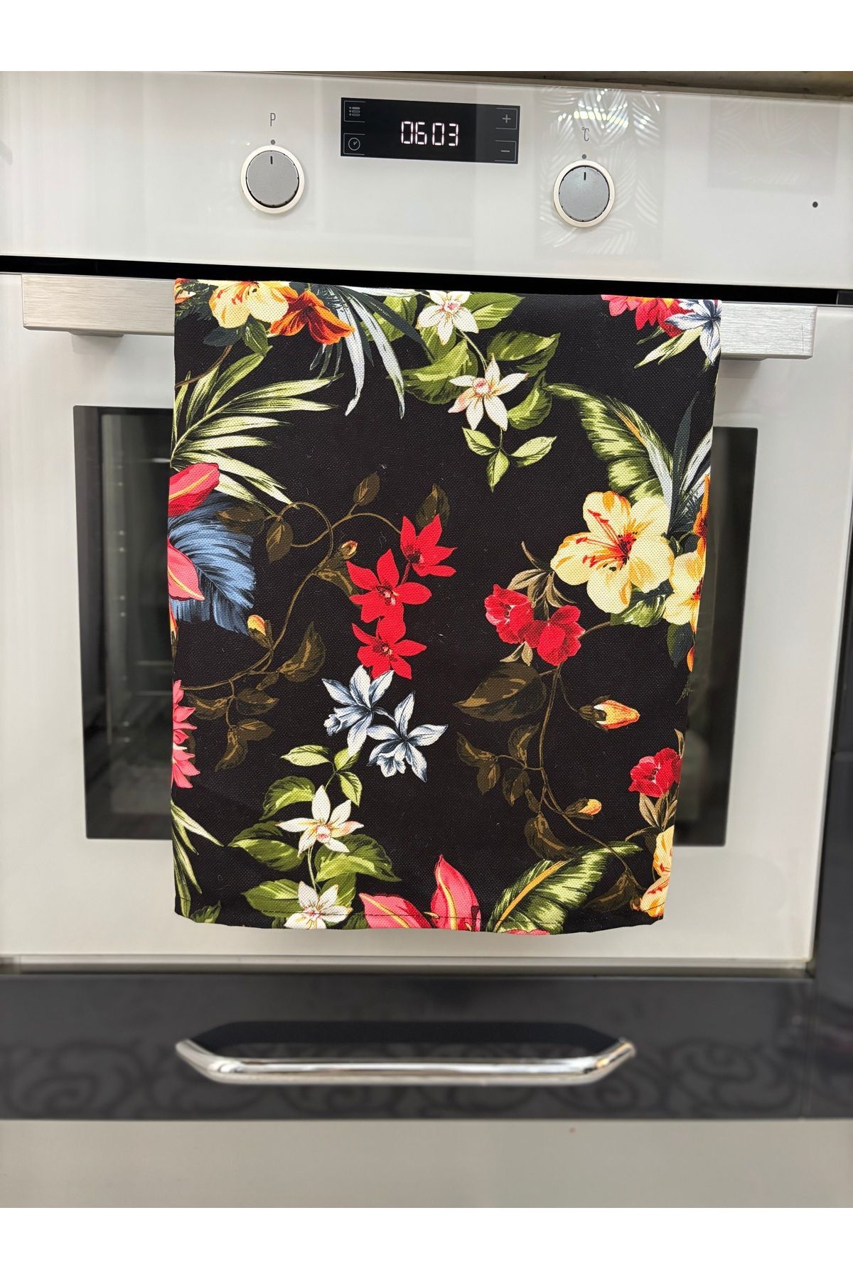 Siyah Çiçekler Su Geçirmez ve Kirlenmez Fırın Örtüsü Siyah Çiçekler - 55 x 55