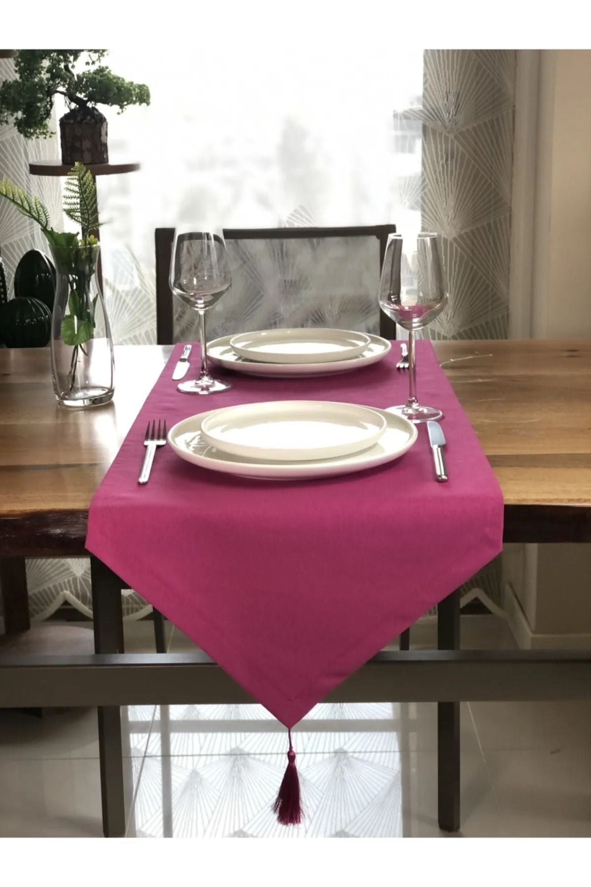 Canlı Atmosfer: Fuşya Renkli Masa Örtüsü ile Sofra Düzeni Püsküllü Runner fuşya - 40 x 130
